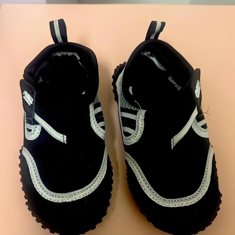 Unisex Kids Black and White Water Shoes SZ 12